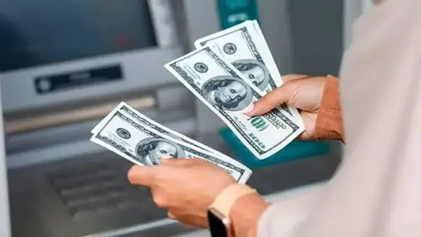Los argentinos tienen más de seis veces más dólares "bajo el colchón" que reservas el Banco Central
