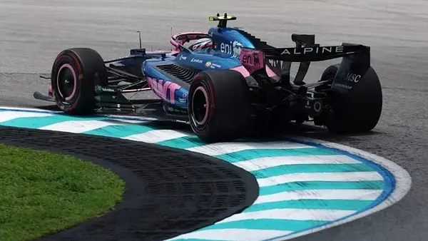 Colapinto remontó ocho puestos en Sepang, pero Alpine volvió a pinchar en la estrategia