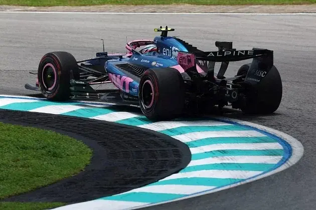 Colapinto remontó ocho puestos en Sepang, pero Alpine volvió a pinchar en la estrategia