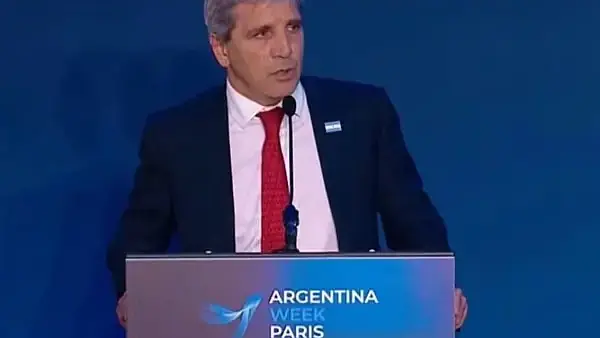 Caputo, desde París: "No estamos en recesión", con un riesgo país cerca de los 650 puntos