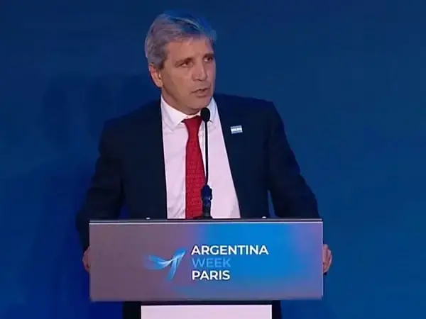 Caputo, desde París: "No estamos en recesión", con un riesgo país cerca de los 650 puntos